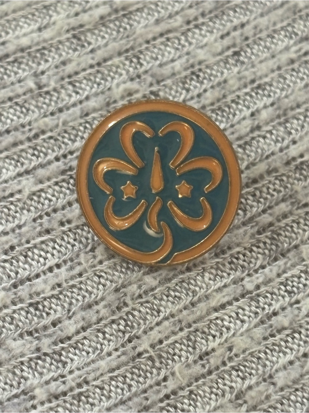 Vintage G marked gold tone round Girl Scouts trefoil lapel pin